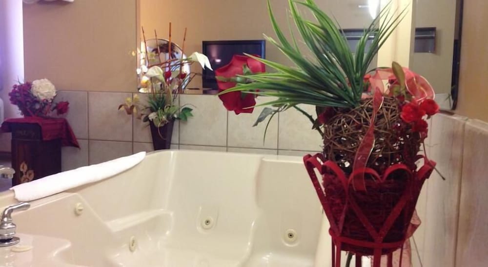 Deluxe Room, 1 King Bed, Hot Tub photo 2