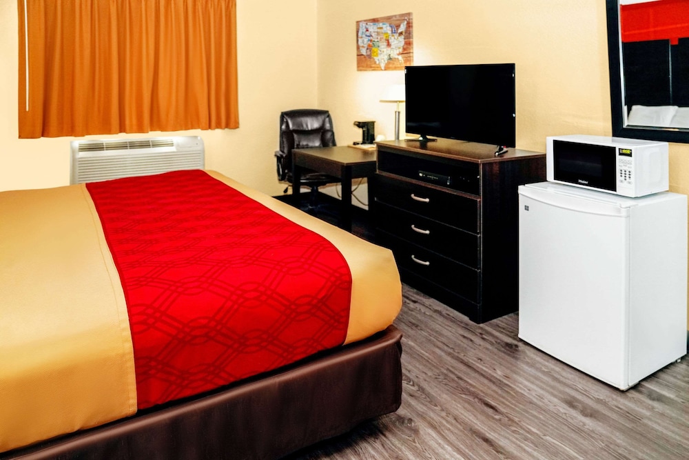Standard Room, 1 King Bed, Smoking - Photo 2