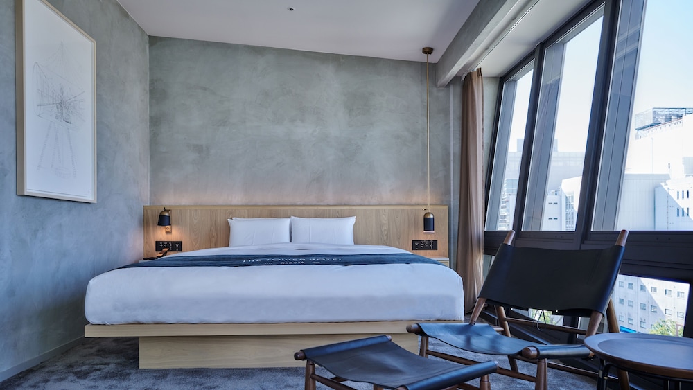 L06 Forest Corner Suite Room
