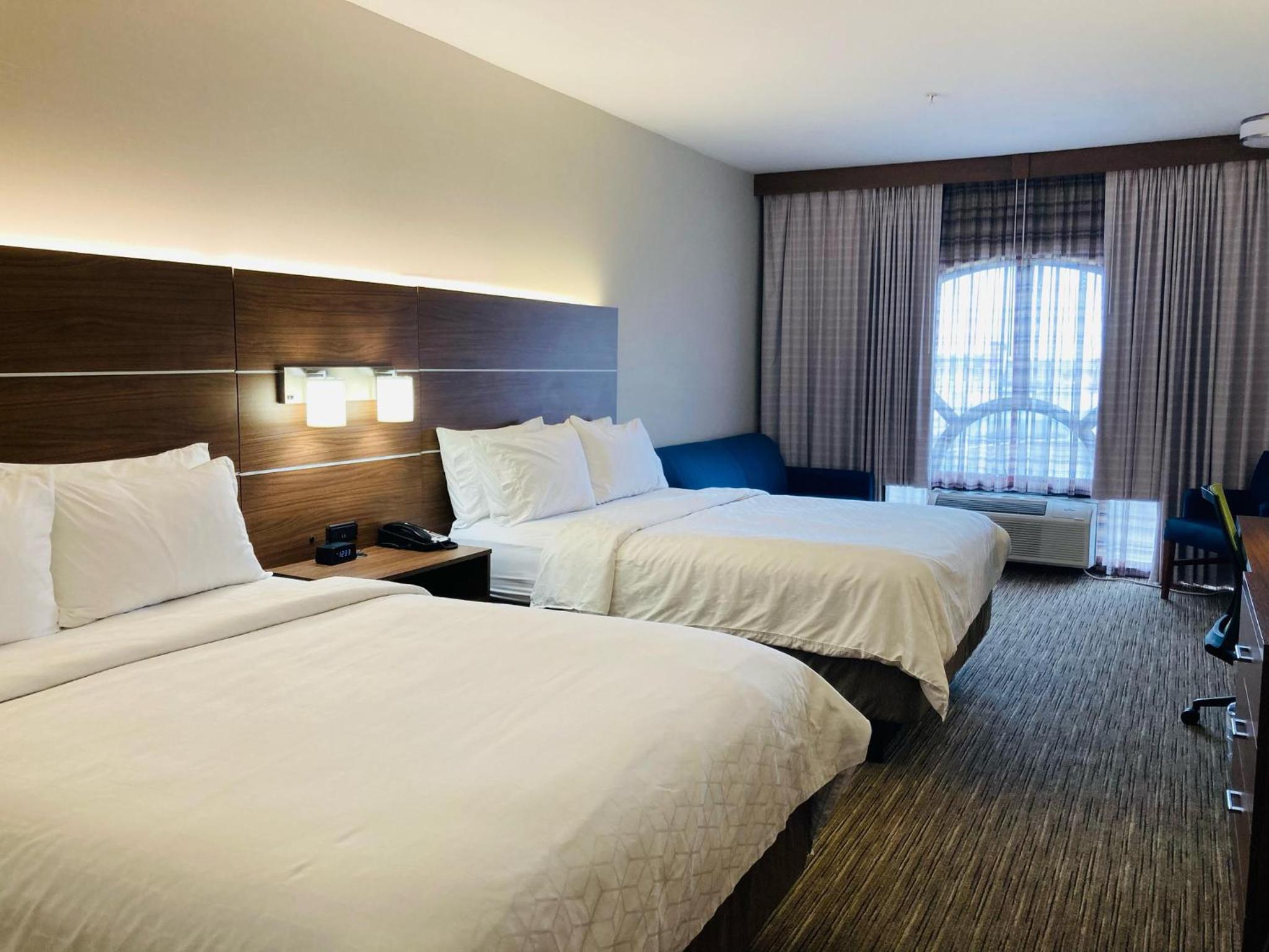 Queen Suite with Two Queen Beds and Sofa Bed photo 3