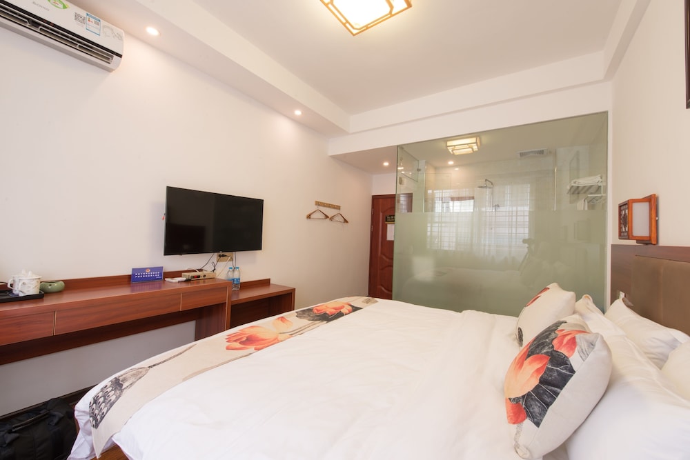 Comfort Double Room Single Use, 1 King Bed photo 1