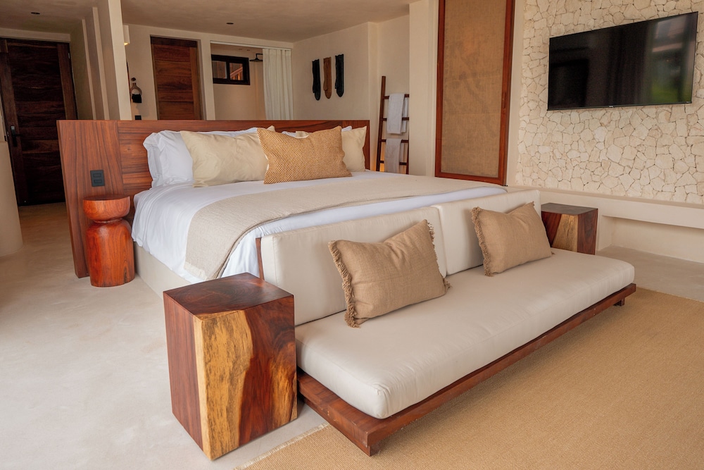 Deluxe Studio Suite, 1 King Bed, Sea View photo 3
