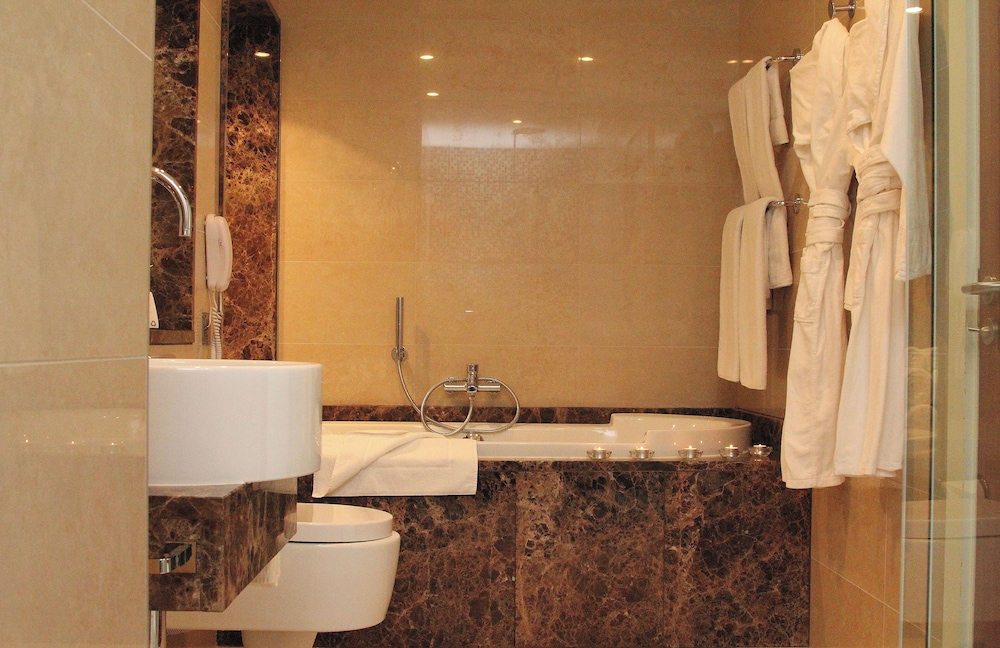 Executive King Suite - Photo 4