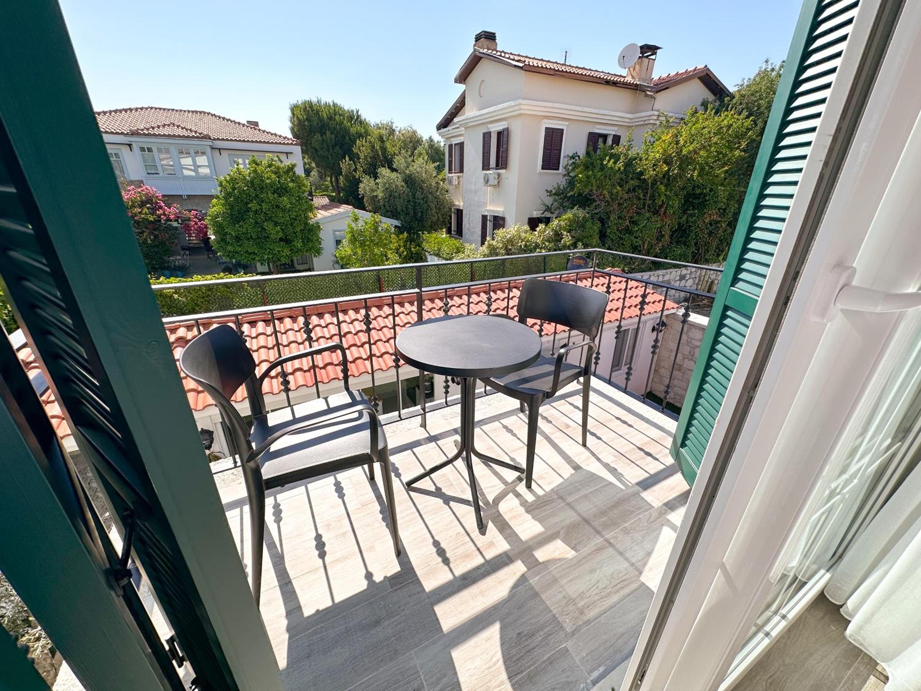 Double Room with Balcony - Photo 3