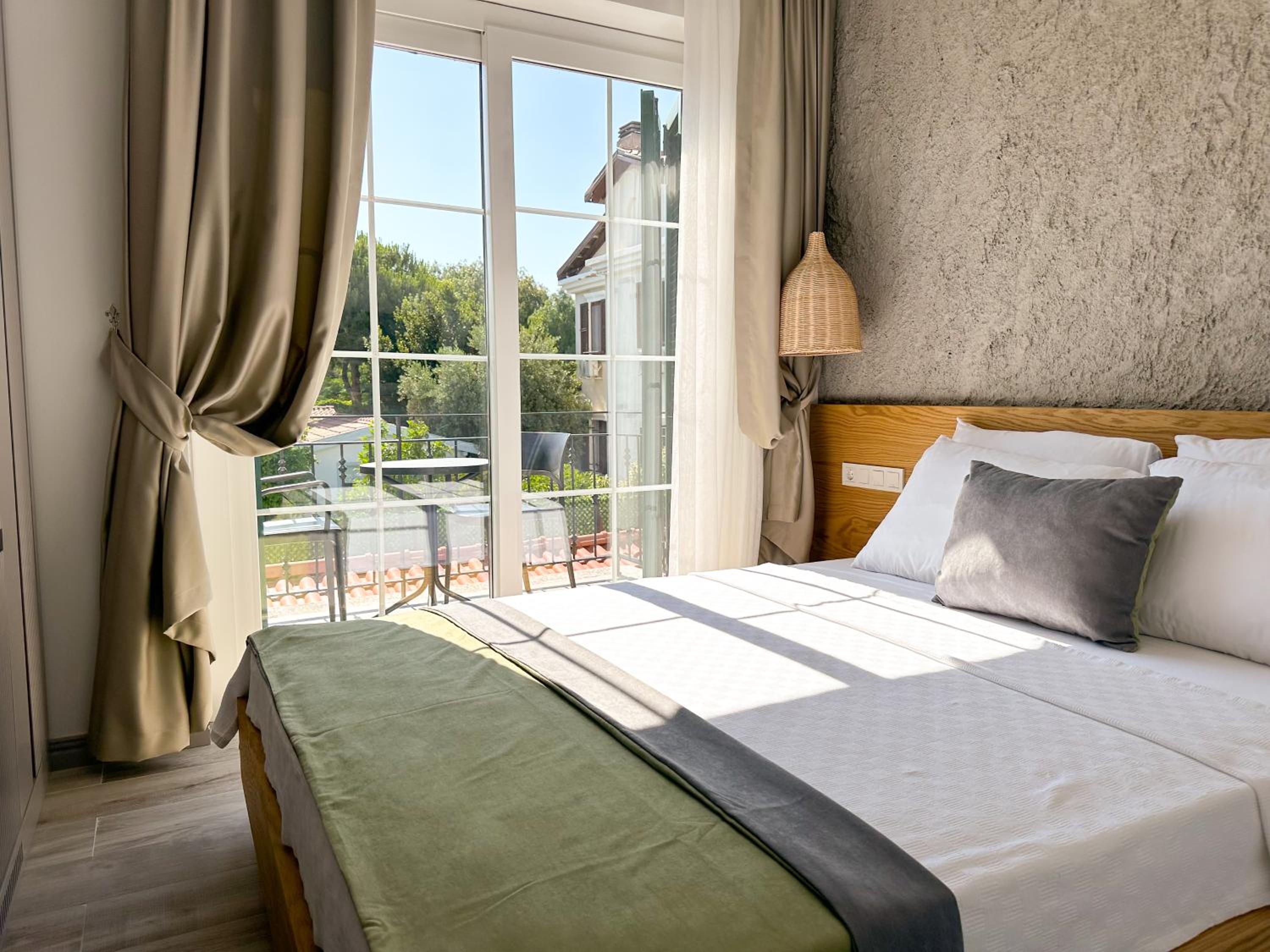 Double Room with Balcony - Photo 5