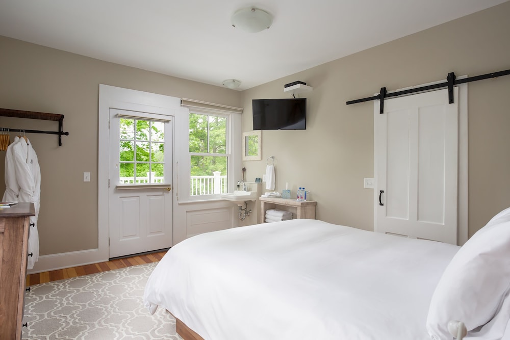 Double Room, 1 Queen Bed, Private Bathroom, Lake View