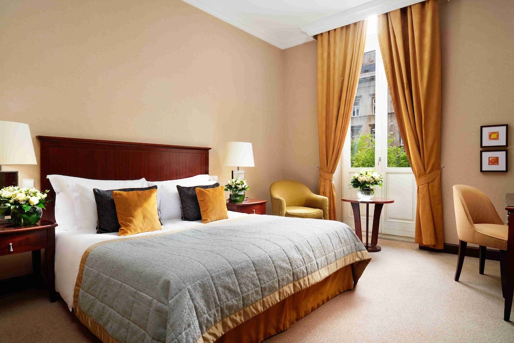 Deluxe Suite (with Spa and Executive Club Access)