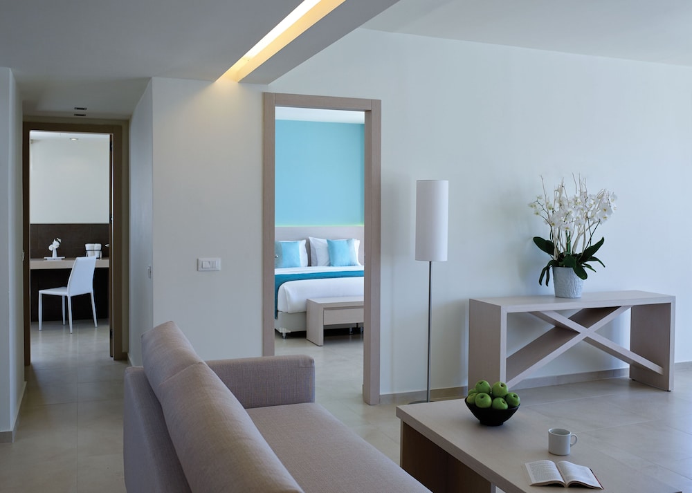 One Bedroom Suite, Garden View, with Sharing Pool
