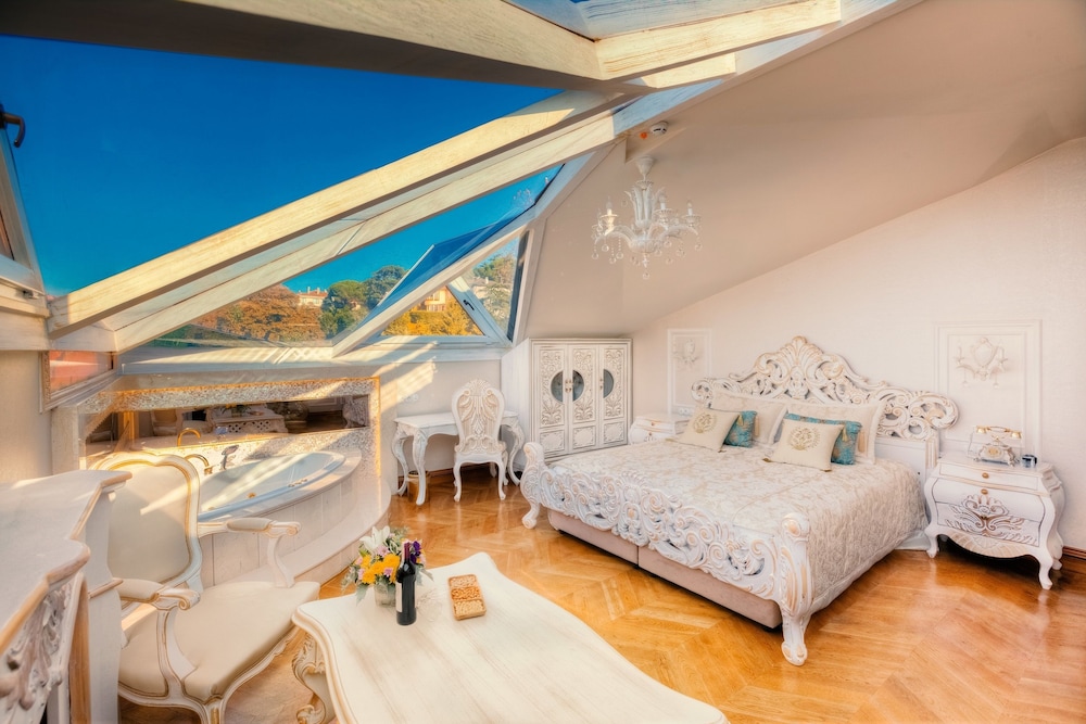 LUX QUEEN ROOM - SEA VIEW photo 1