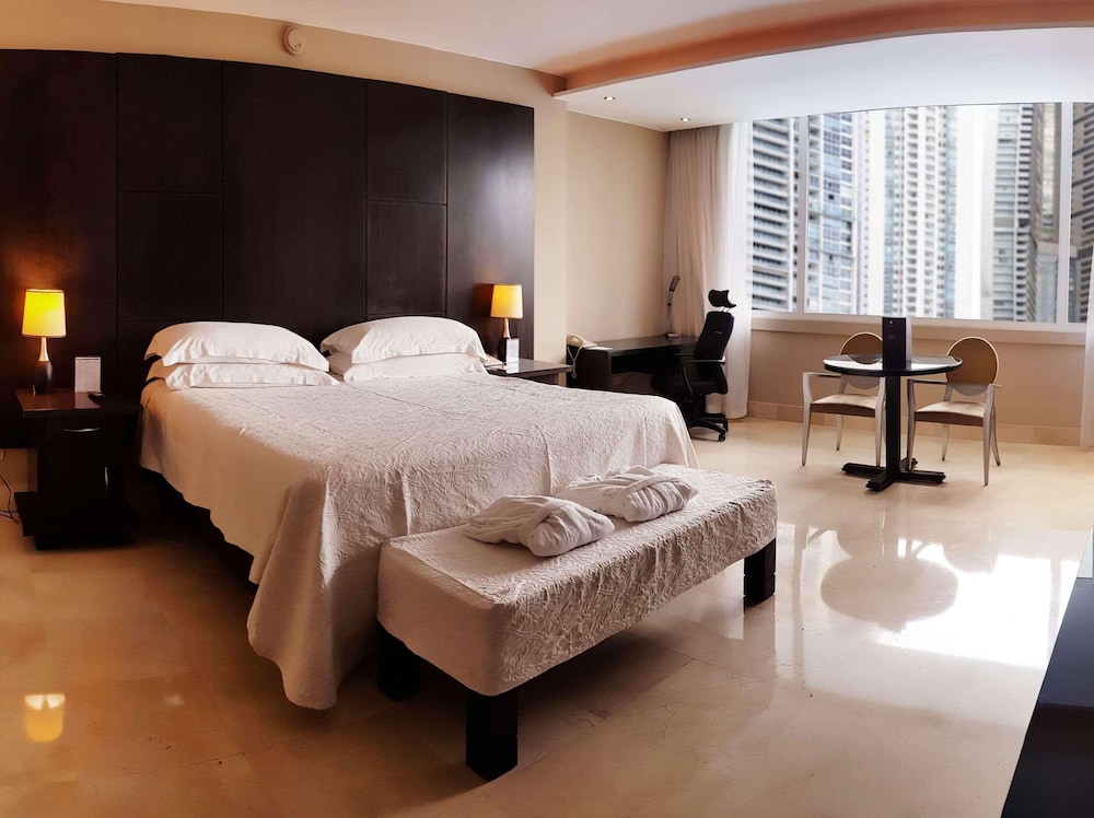 1 King Bed, Studio - Photo 1
