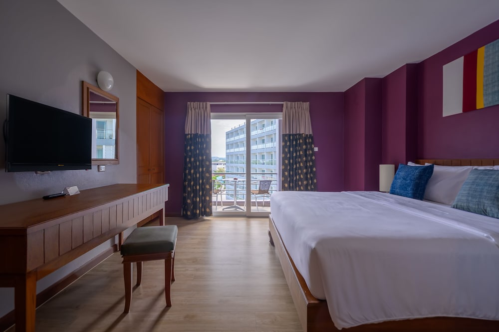 Deluxe Room, 1 Double Bed, Pool View photo 1