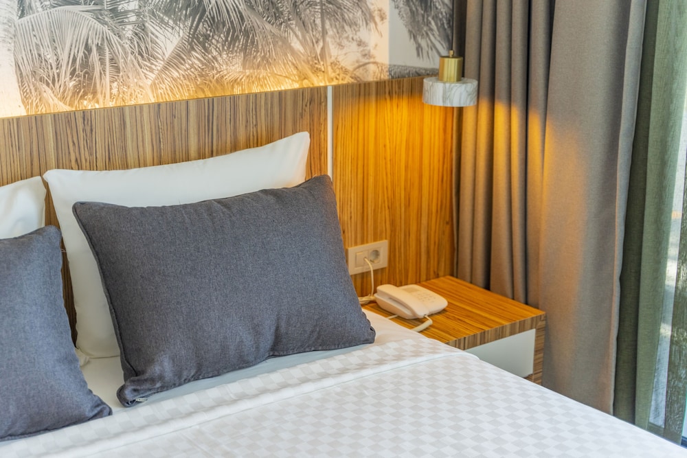 Deluxe Double Room, 1 Queen Bed, Garden View - Photo 6
