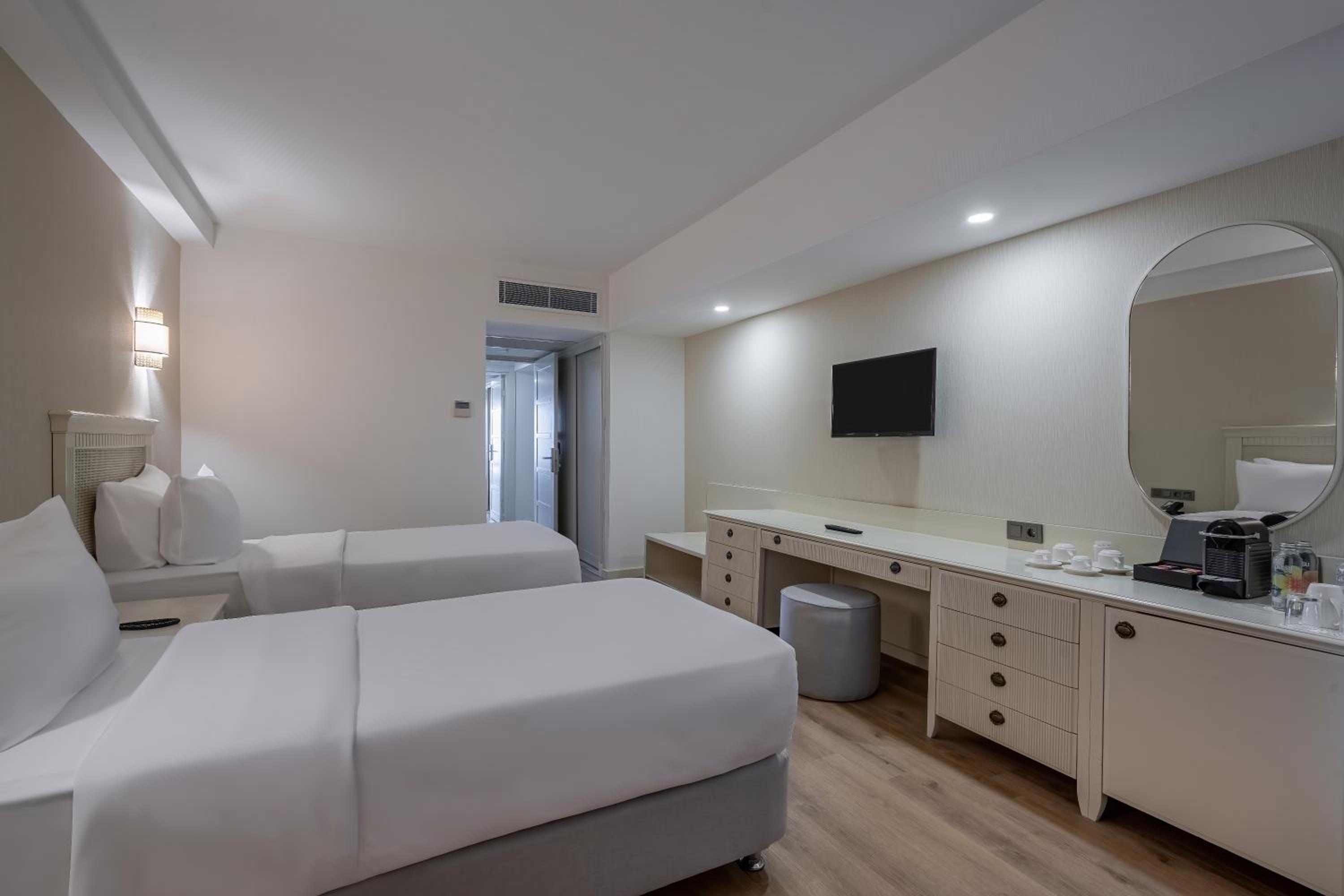Standard Double or Twin Room - Photo 4