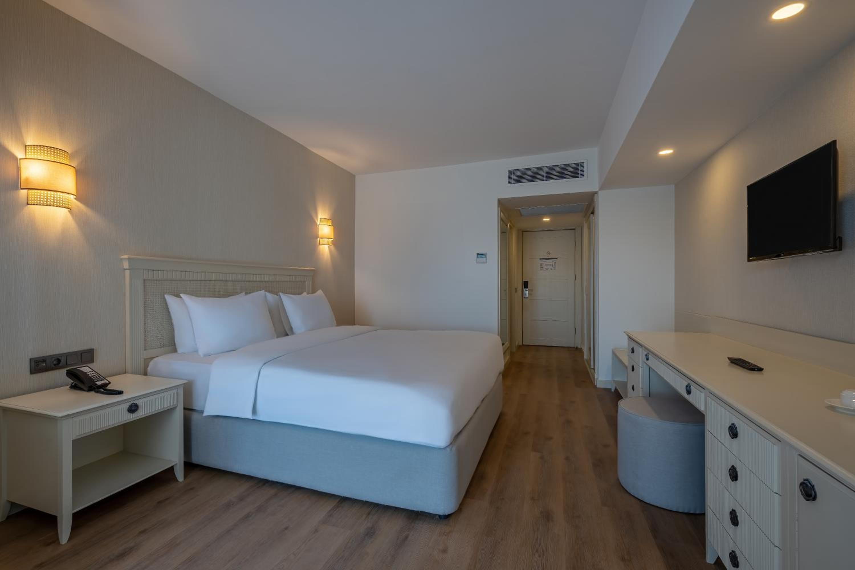 Double Room with Balcony and Sea View - Photo 4