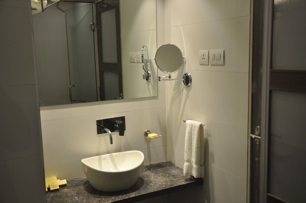 Deluxe Room - Photo 11