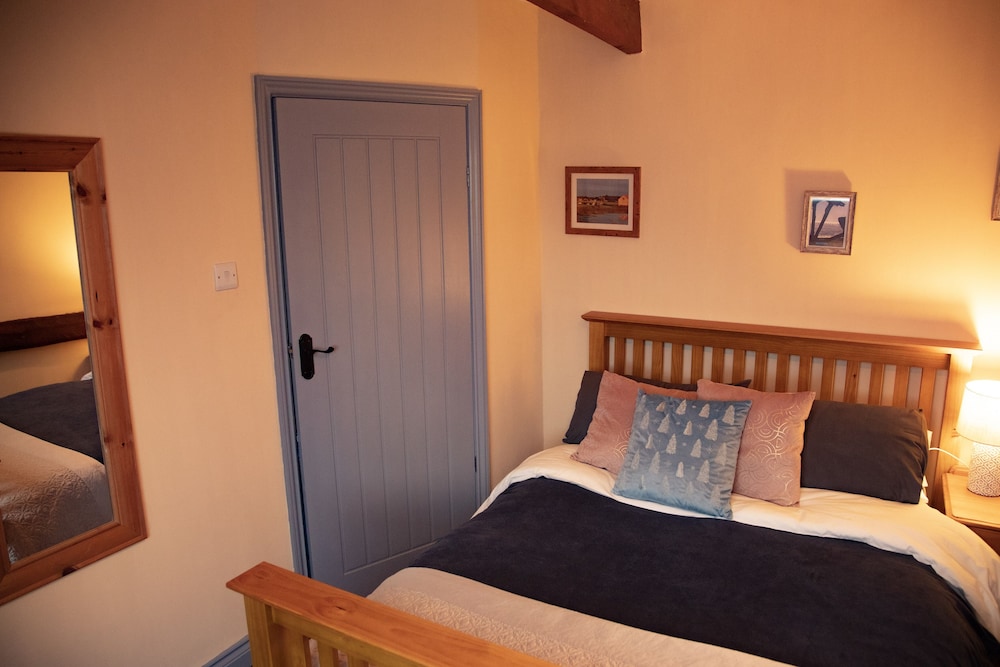Family Cottage, 2 Bedrooms, Partial Sea View, Beachside photo 3