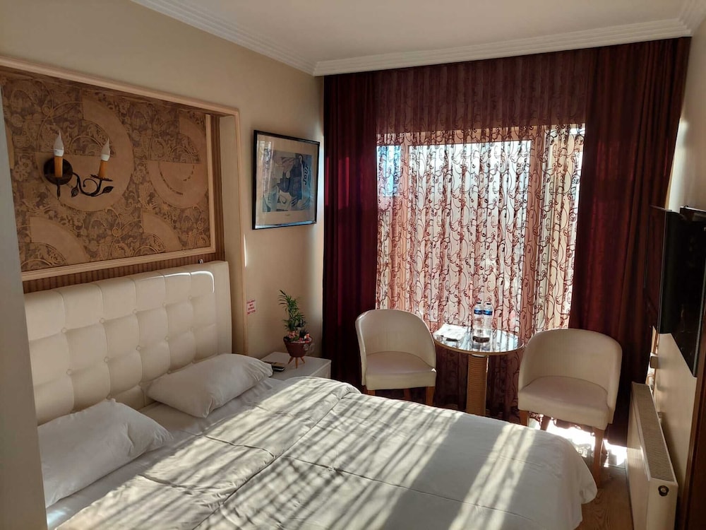 Basic Double or Twin Room, Multiple Beds, City View