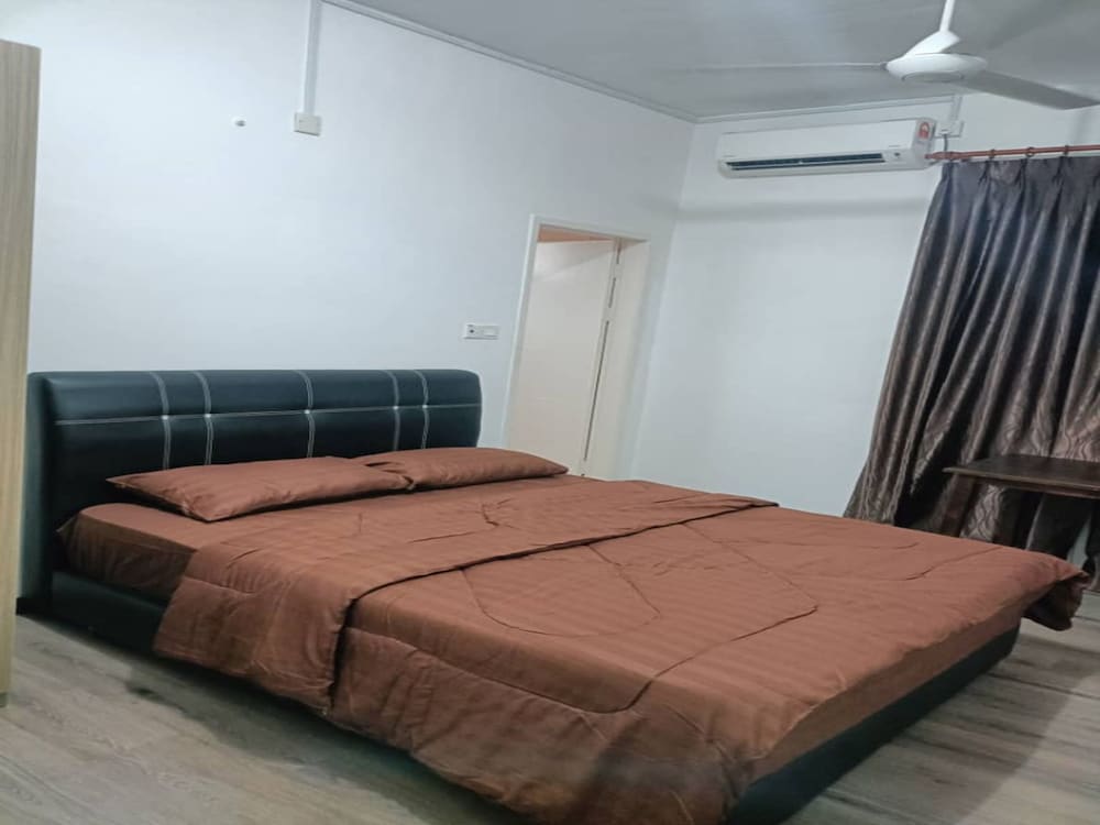 Room, Shared Bathroom