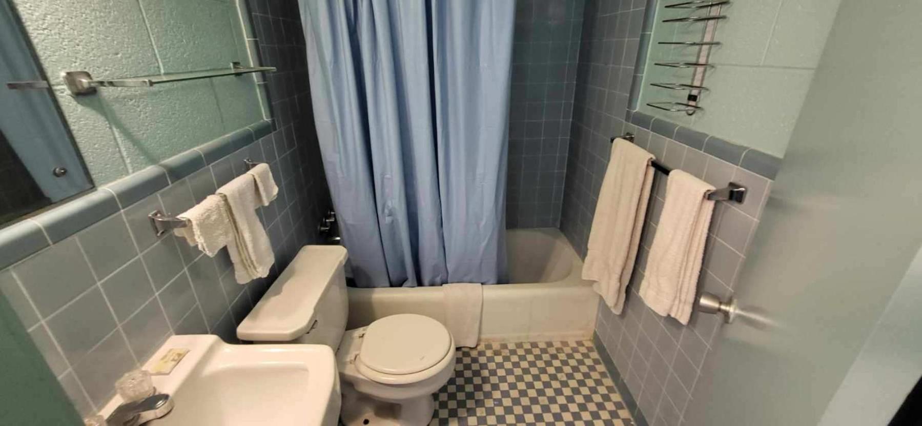 Queen Room photo 2