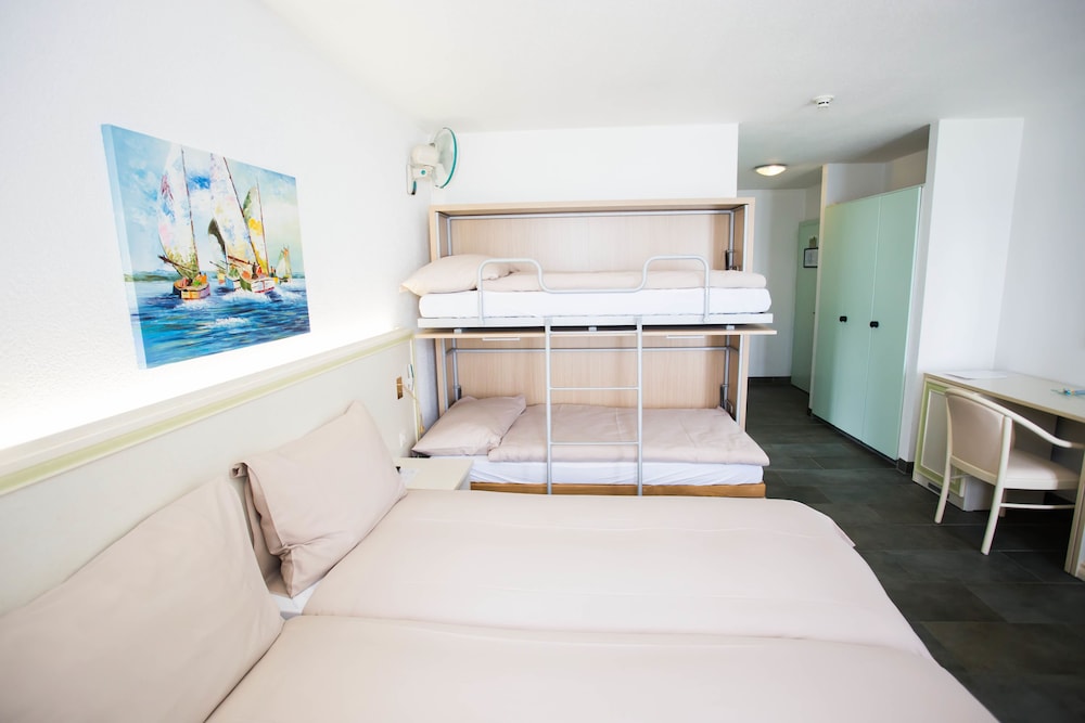 Business Quadruple Room, Lake View photo 2
