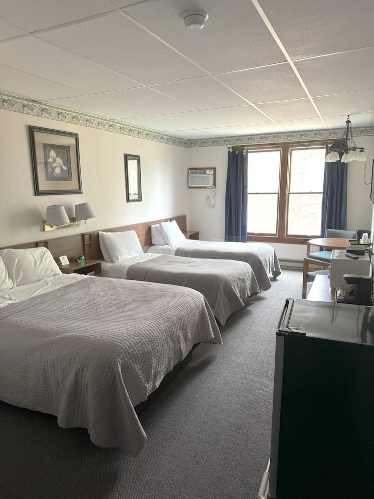 Room, 1 Double and 2 single beds (First floor, no stairs required) photo 1