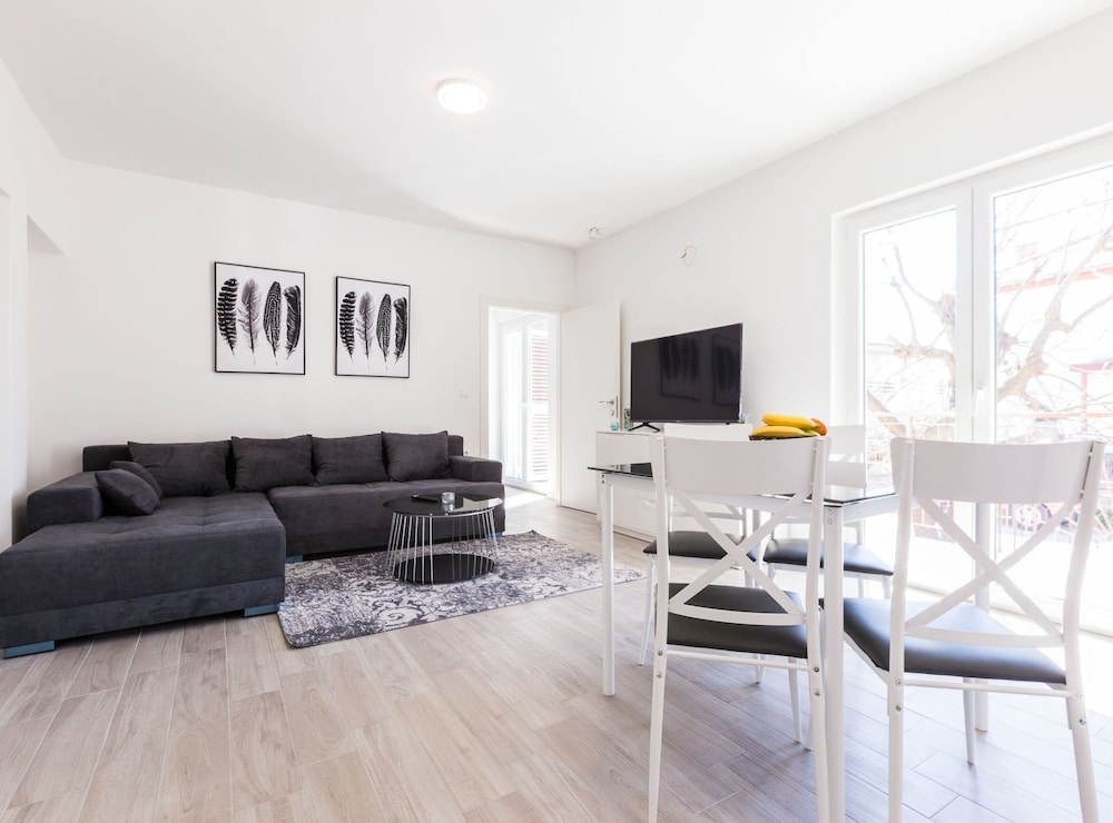 Apartment (One Bedroom Apartment With Balcony)