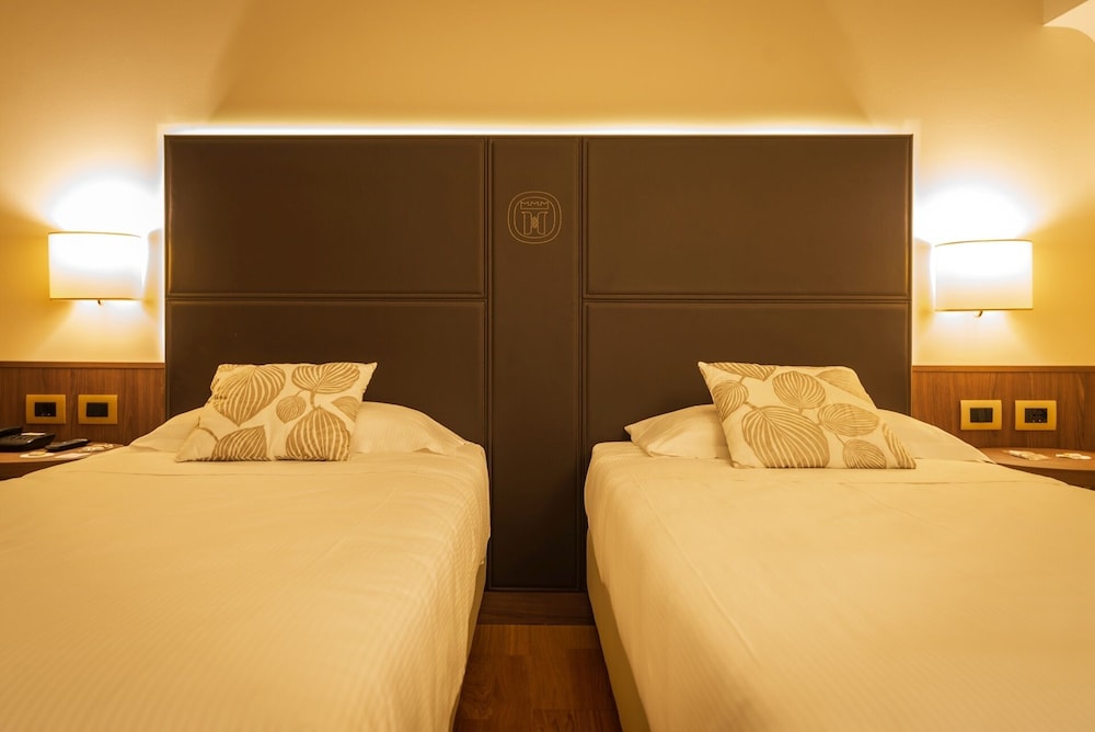 Double or Twin Room thumbnail 5