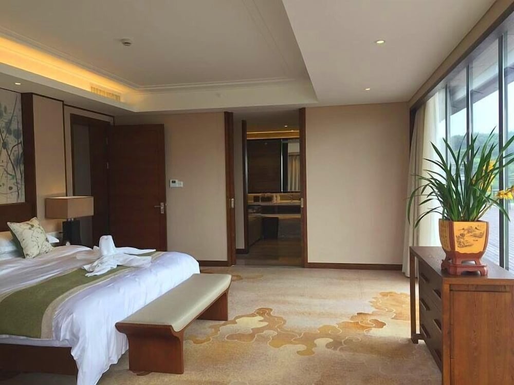 Deluxe Suite, Lake View photo 3