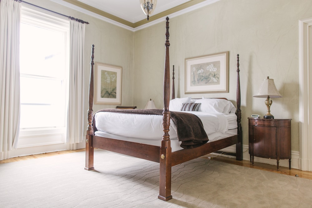 Queen Suite #4 photo 1