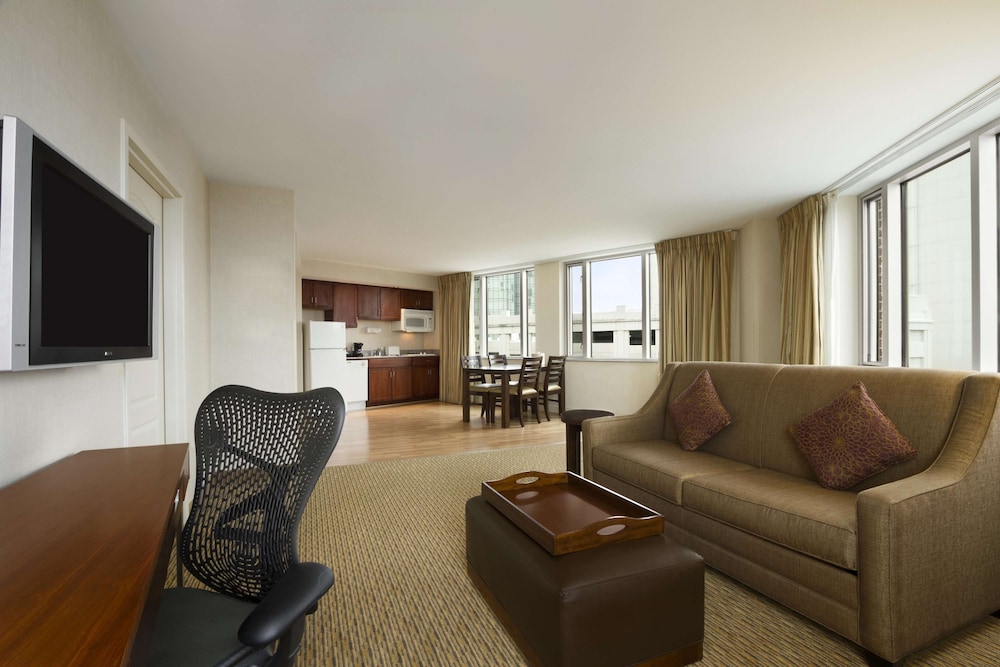 One Bedroom Suite, 1 King Bed, Panoramic View - Photo 3