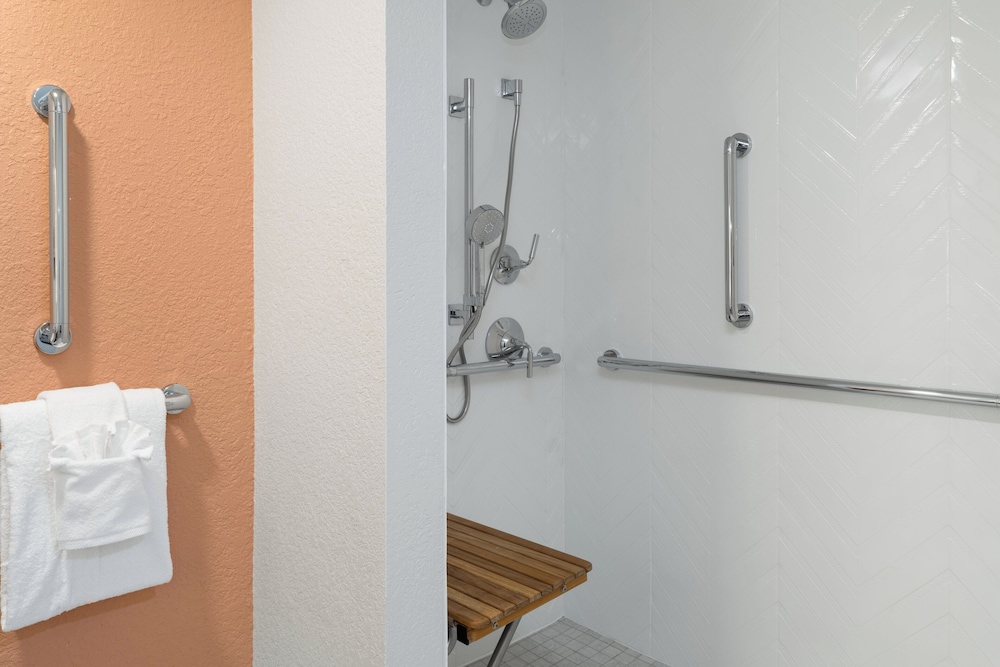 Suite, 1 King Bed, Roll-in Shower, Oceanfront (Mobility) - Photo 6