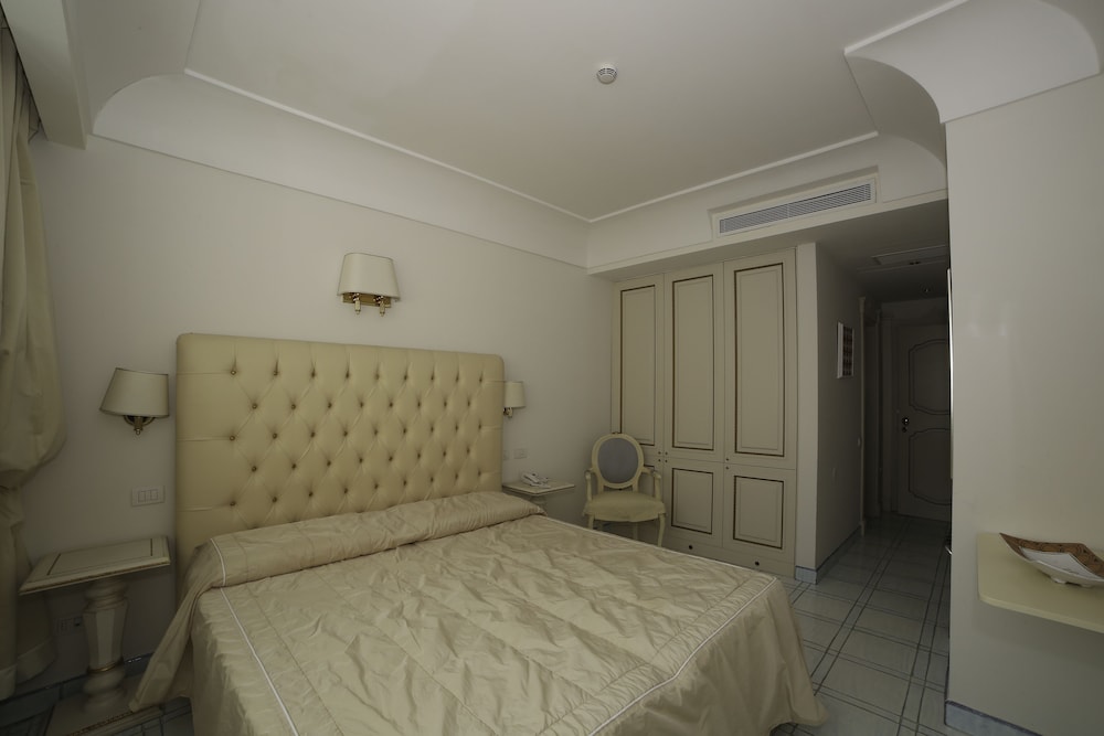 Economy Room, 1 Queen Bed, Sea View - Photo 2