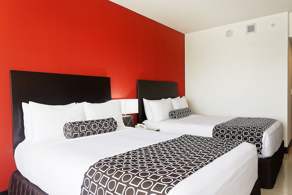 Junior Suite, 2 Queen Beds (Crowne) - Photo 6