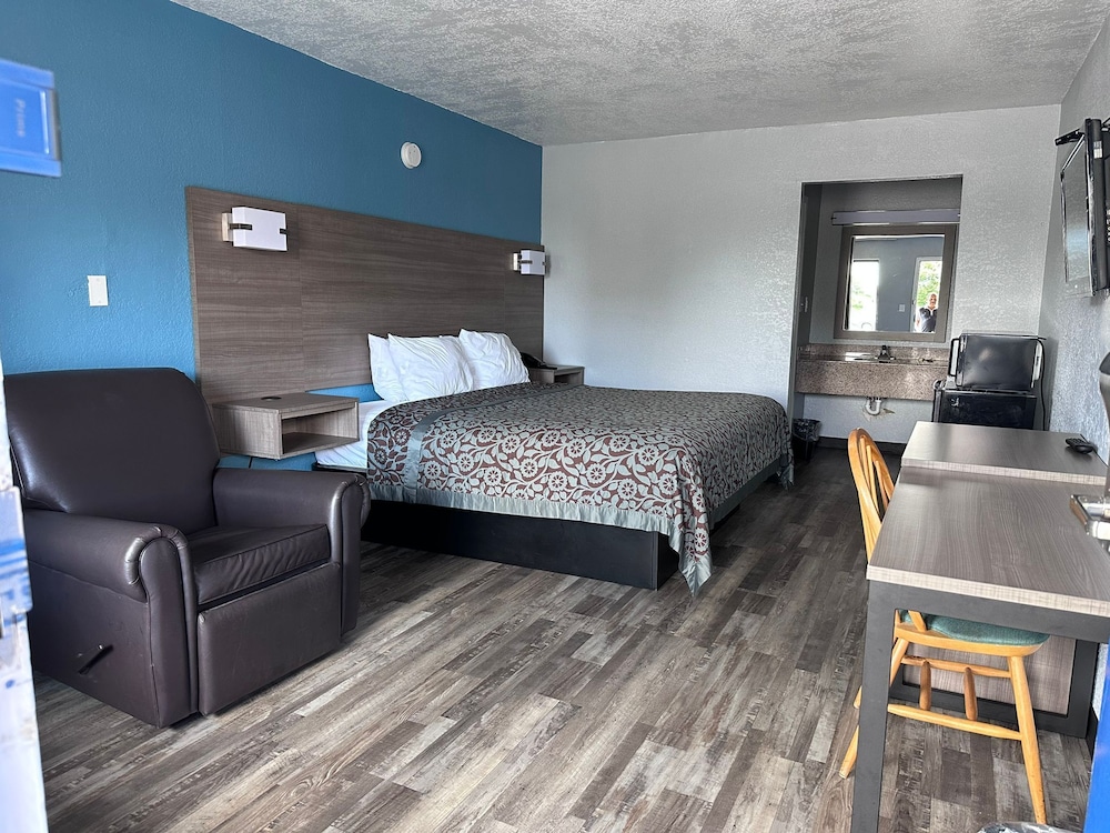 Deluxe Room, 1 King Bed, Non Smoking - Photo 3