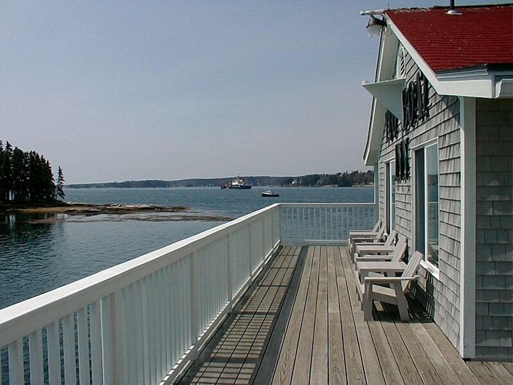 One King Tug Pier End photo 2