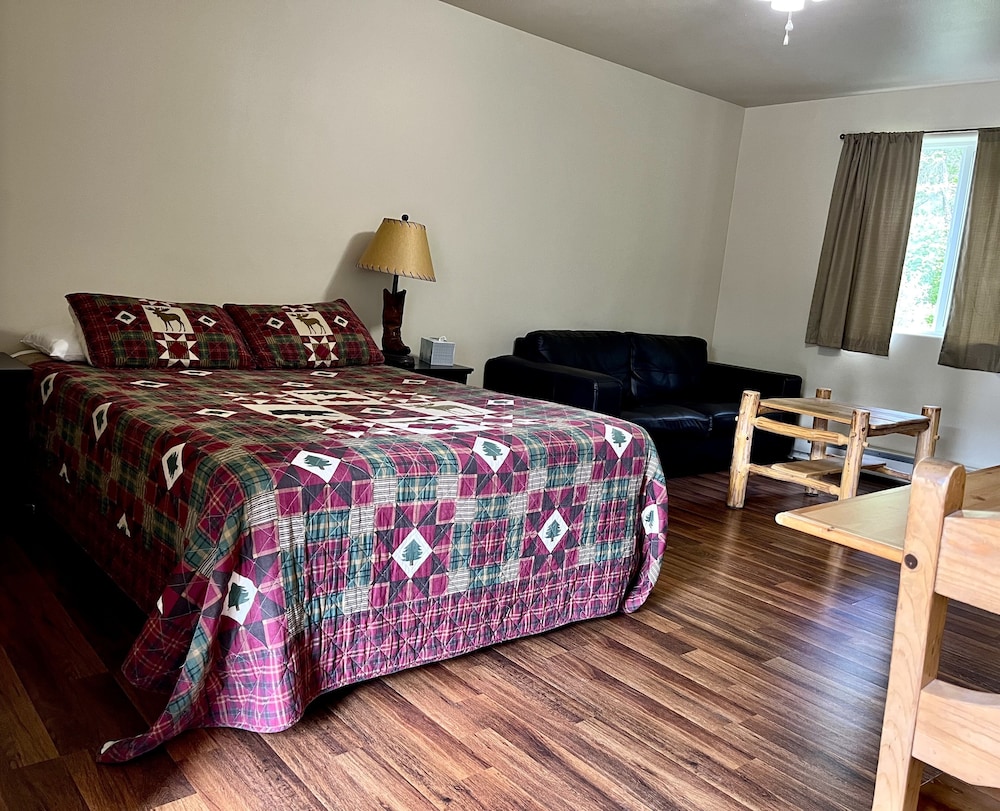 Basic Cabin, 1 Queen Bed, Non Smoking, Private Bathroom photo 1