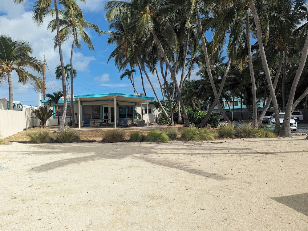 Standard House, Non Smoking, Private Bathroom (Beach Front House) photo 3