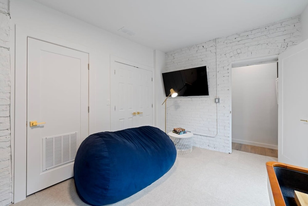 Chic 4-bedroom Haven Designer s Dream Home, Photo 17