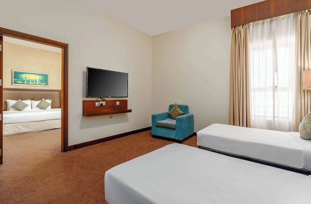 Family Suite, 1 King Bed, Non Smoking photo 2