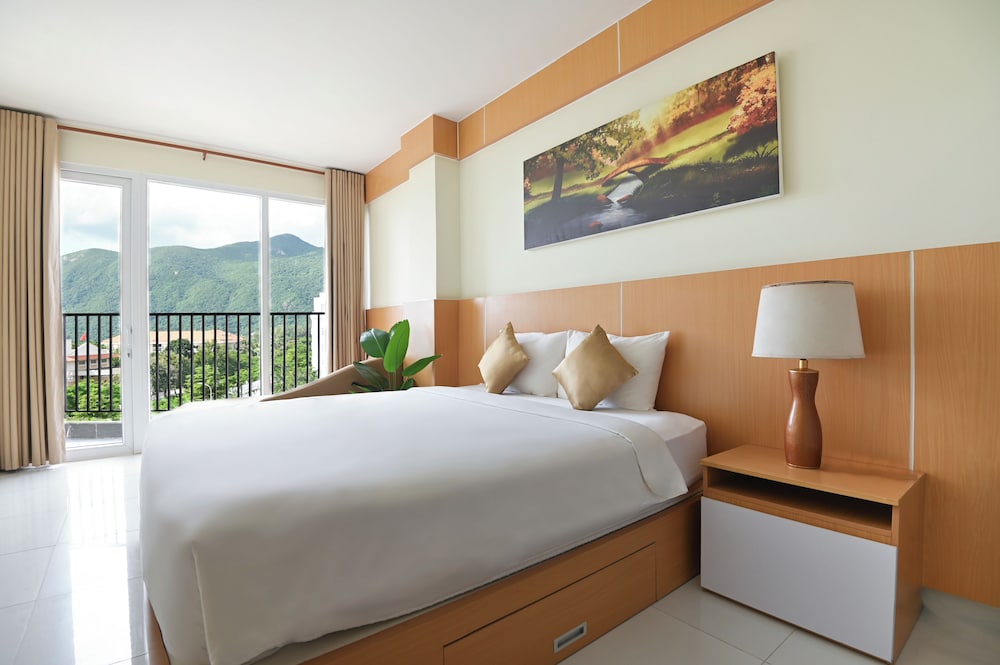 Deluxe Room, 1 King Bed, City View