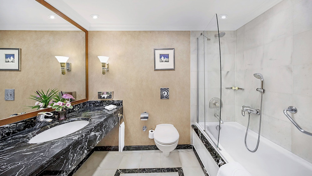 Premium Room, 1 King Bed, Club Lounge Access, City View thumbnail 6