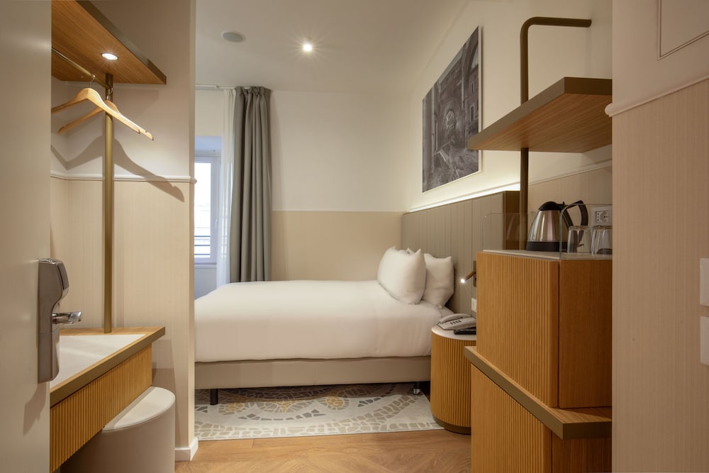 Room, 1 King Bed thumbnail 5