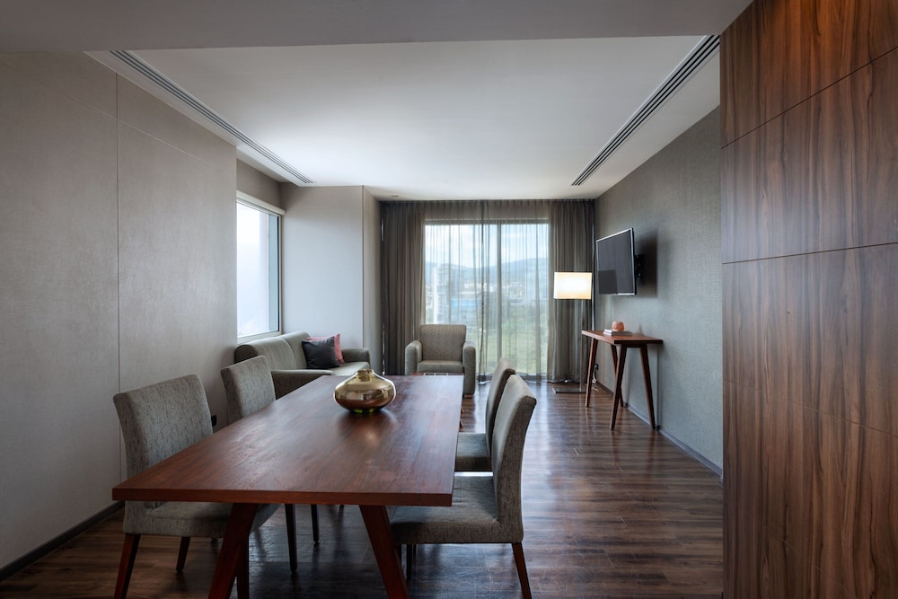 Executive Suite, 1 King Bed photo 2