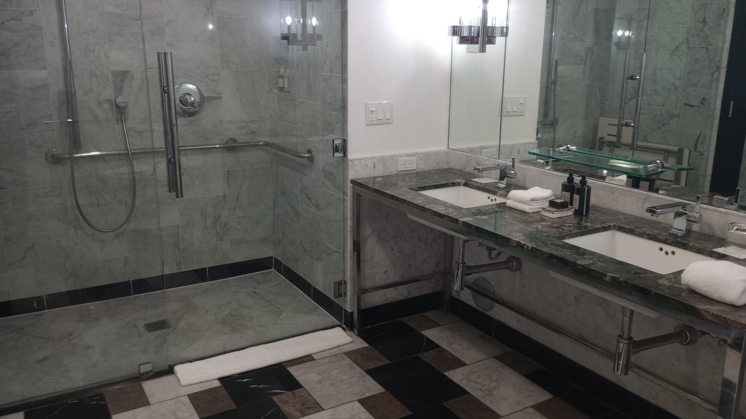 Deluxe King Room with Balcony - Mobility Accessible