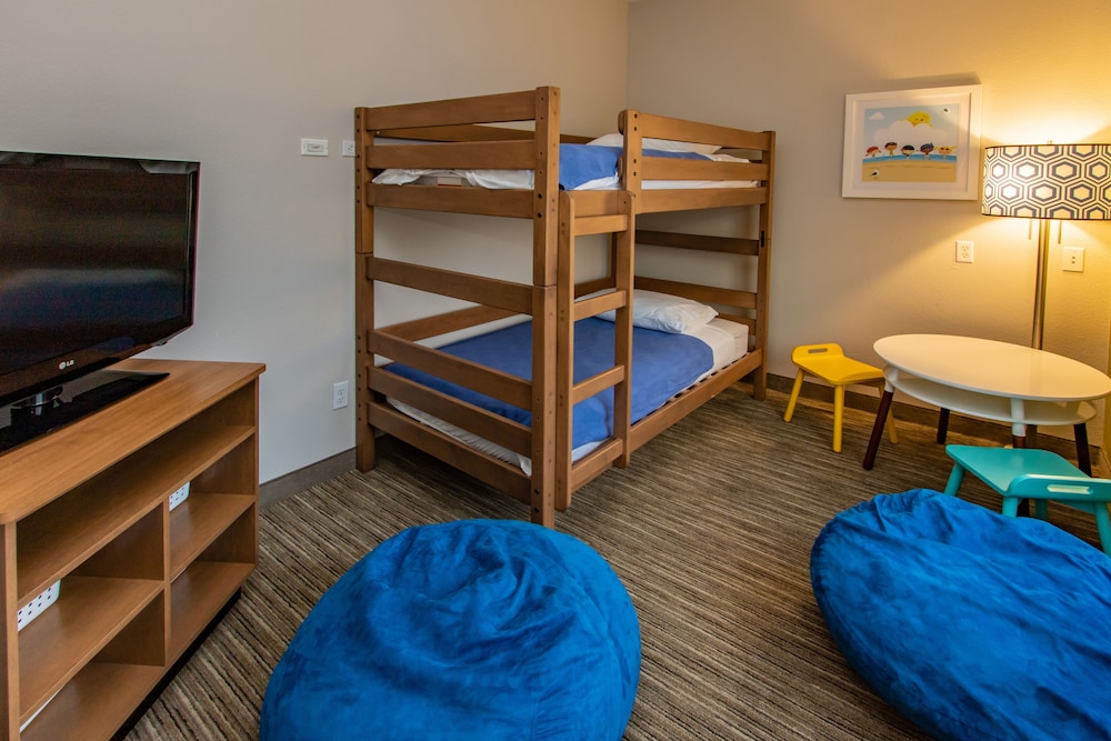 Suite, Multiple Beds - Photo 8