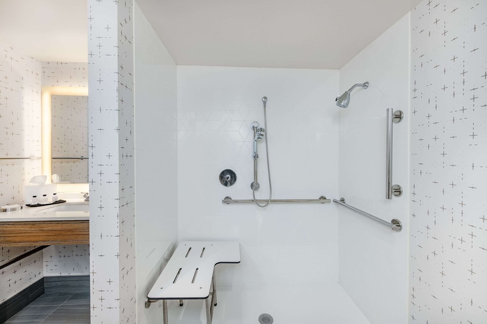 Suite, 1 King Bed, Accessible (Mobility Roll in Shower One Bedroom) - Photo 6