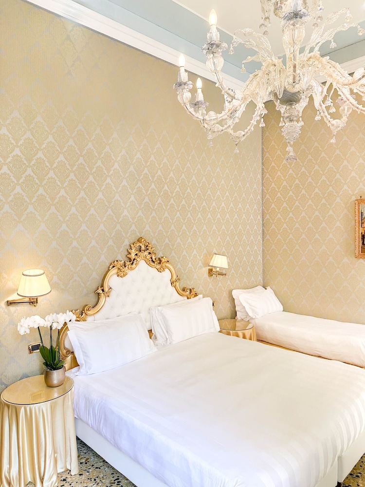 Junior Suite Deluxe Canal View