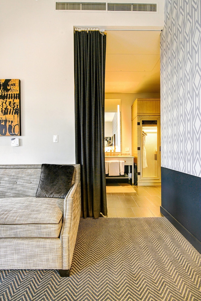Junior Suite, 1 King Bed (Mobility Accessible, Roll-In Shower) photo 3