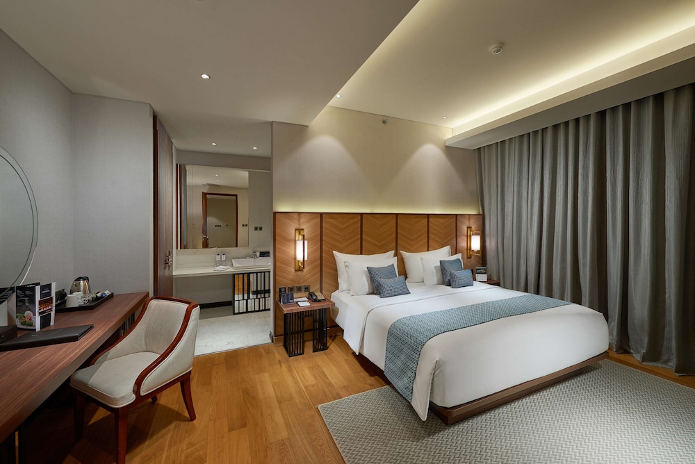 Suite, 2 Bedrooms (Golden,1 King, 2 Single) photo 3