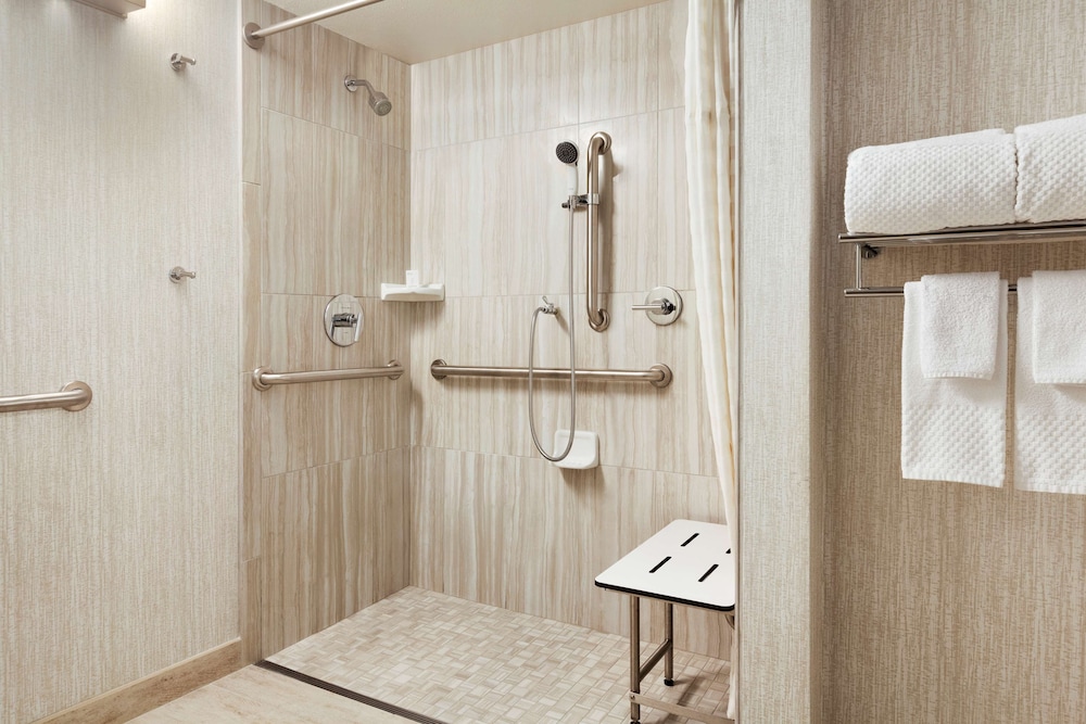 Suite, 1 Queen Bed, Accessible (Mobility & Hearing - Roll-in Shower) - Photo 2